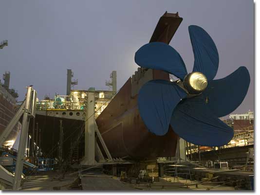 T-AKE 3 and the other ships of the Lewis and Clark class are equipped with a single, fixed pitch propeller.