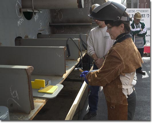 The first wedge is driven into the ship to join two keel blocks.
