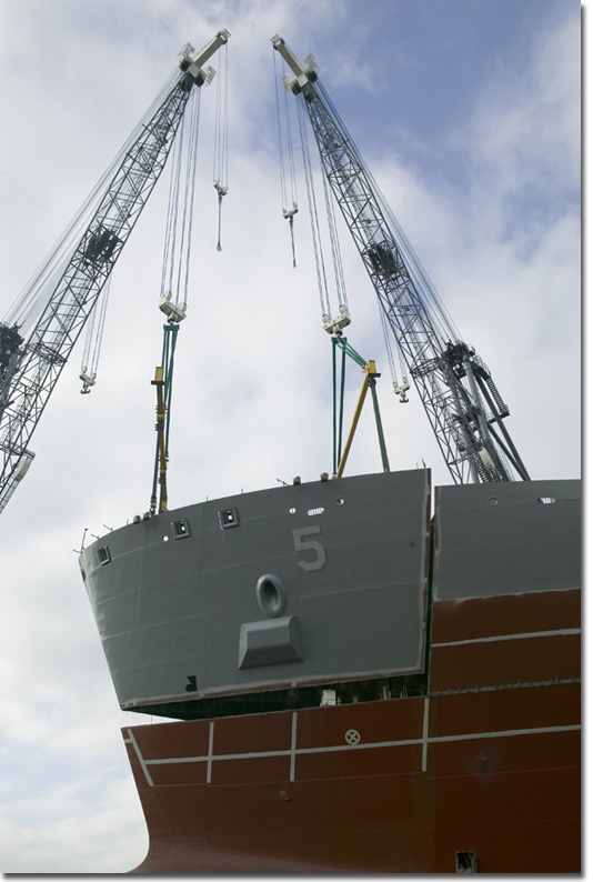 The final bow section of T-AKE 5 weighs over 500 tons.